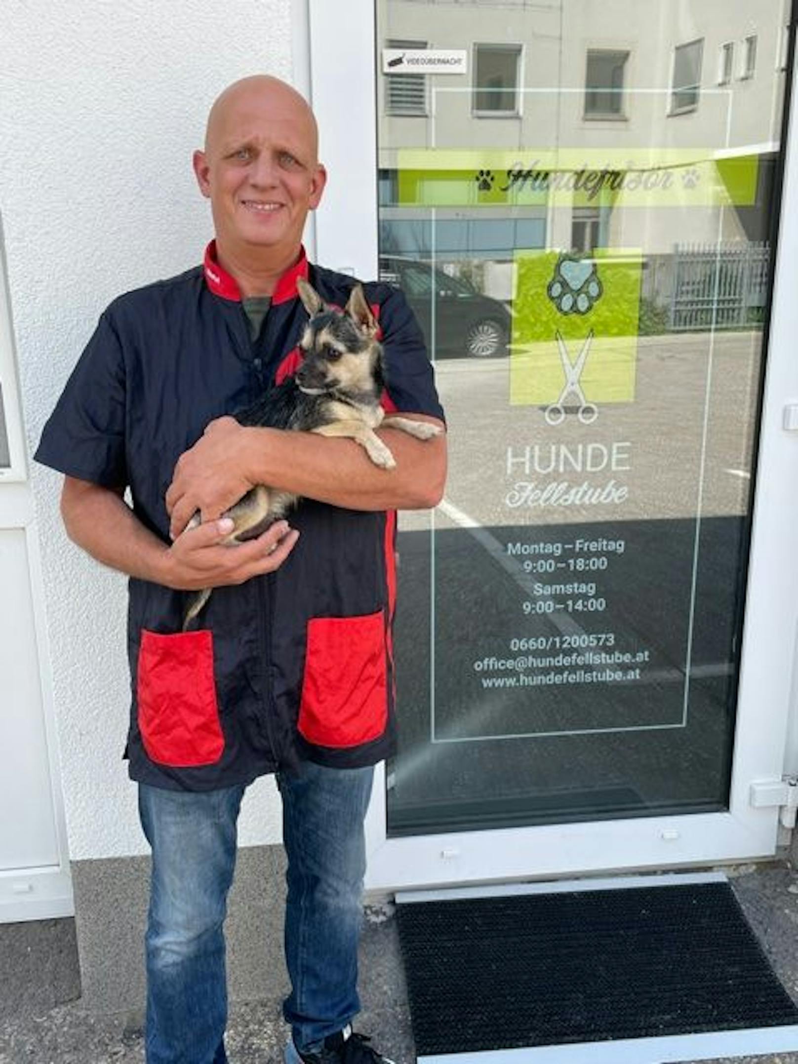 Helmut Sturm in seinem neuen Hundesalon "Hundefellstube"