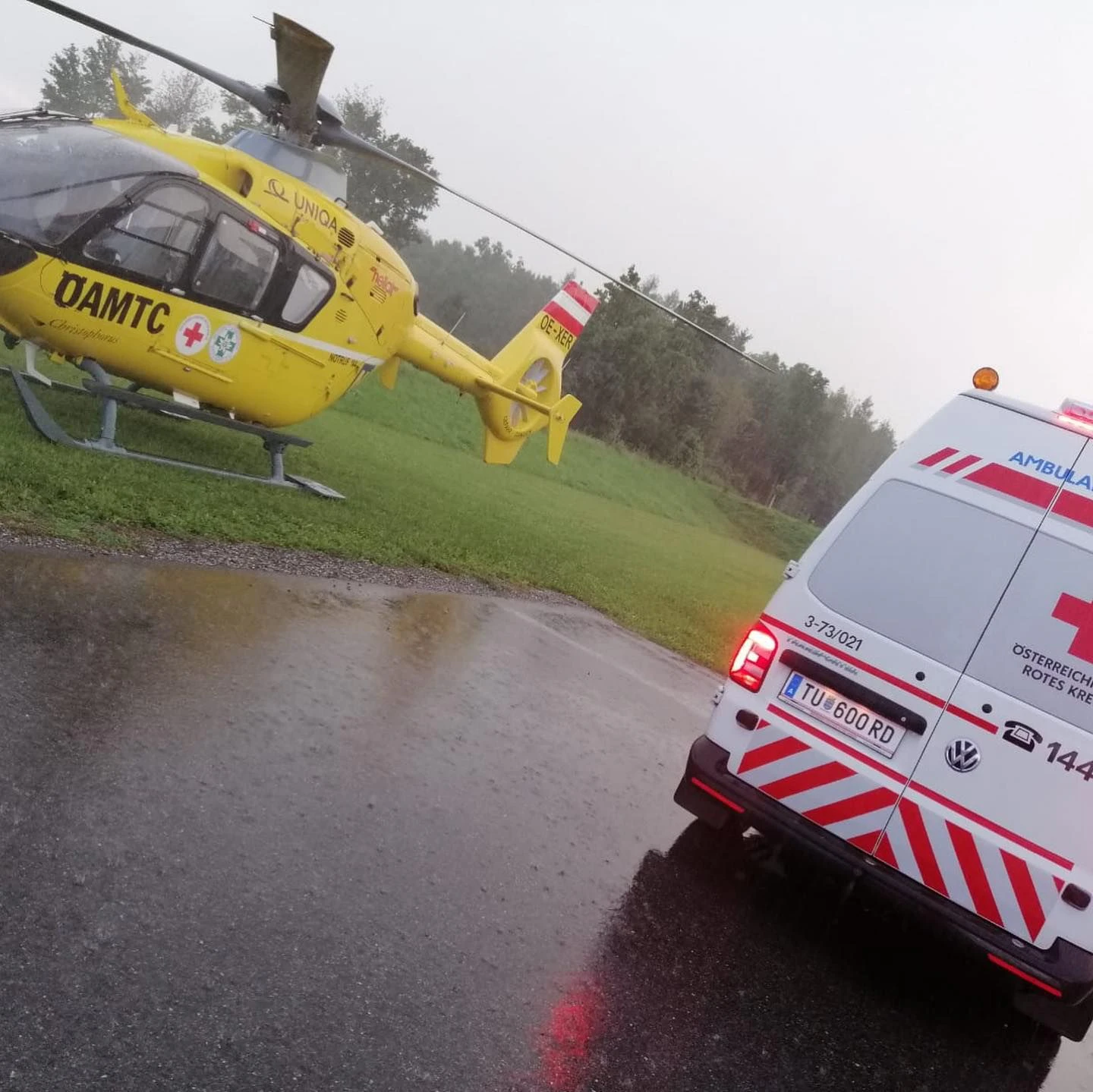 Die Übergaben fand neben dem Feuerwehr-Gebäude statt.
