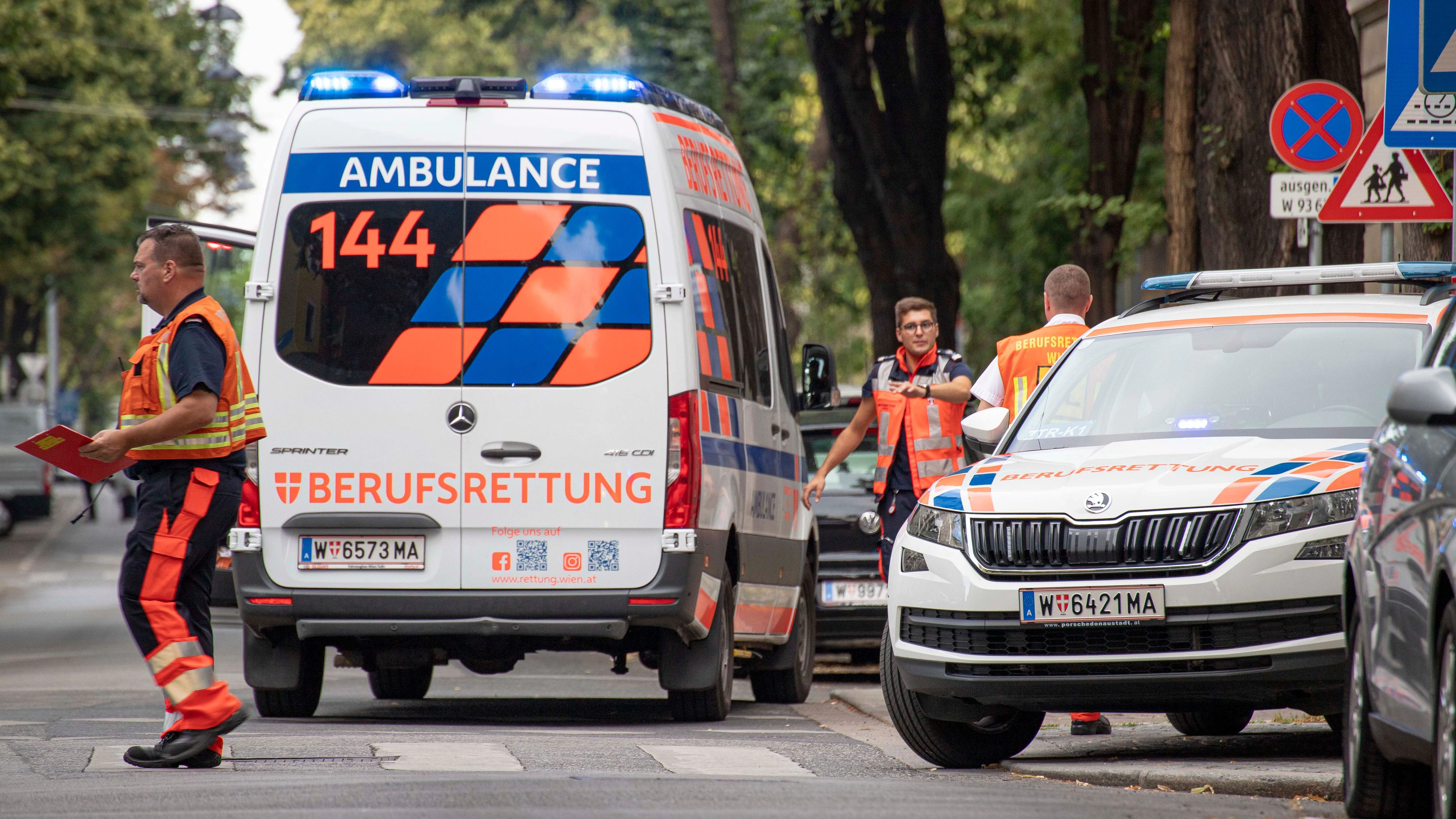 Die Berufsrettung Wien versorgte die beiden schwer verletzten Unfallopfer. Symbolbild.