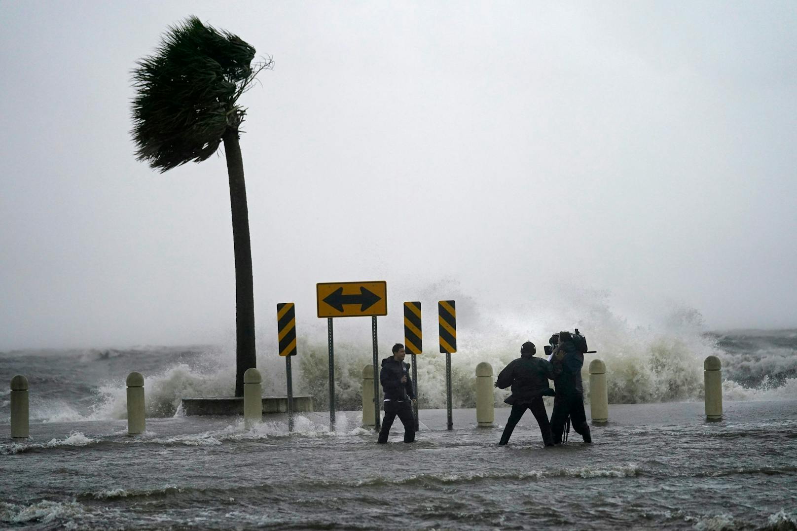 Der Hurrikan sorgte an der Küste für meterhohe Wellen...
