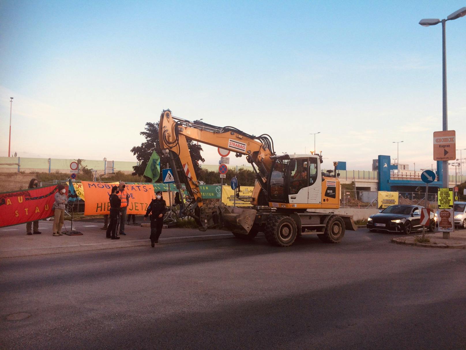 Seit den frühen Morgenstunden blockieren 100 Aktivisten den Bau der "Stadtautobahn" in Hirschstetten.