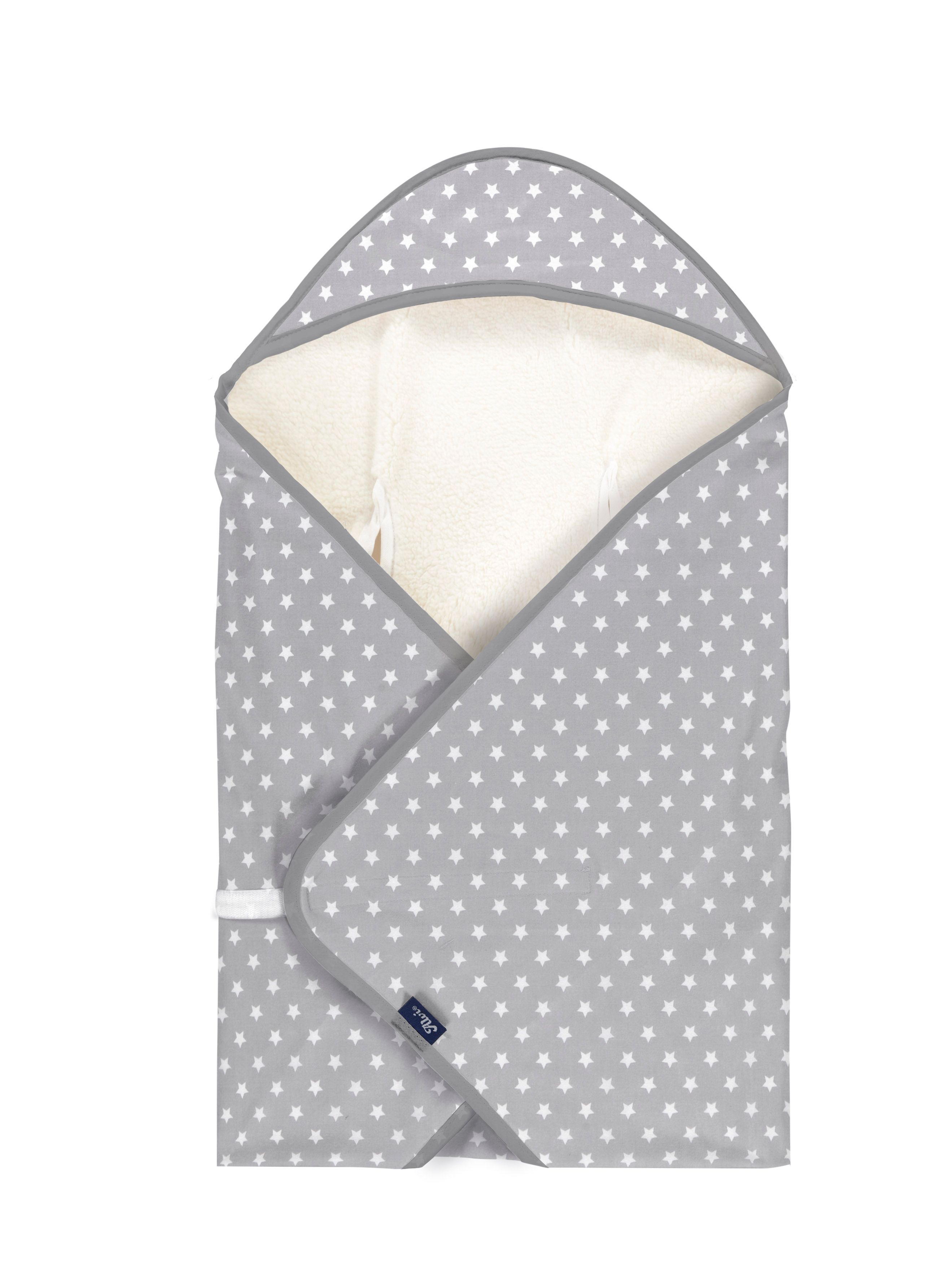 Die Reisedecke ist für übliche Kindersitze geeignet und hält das Kind während der Autofahrt warm.