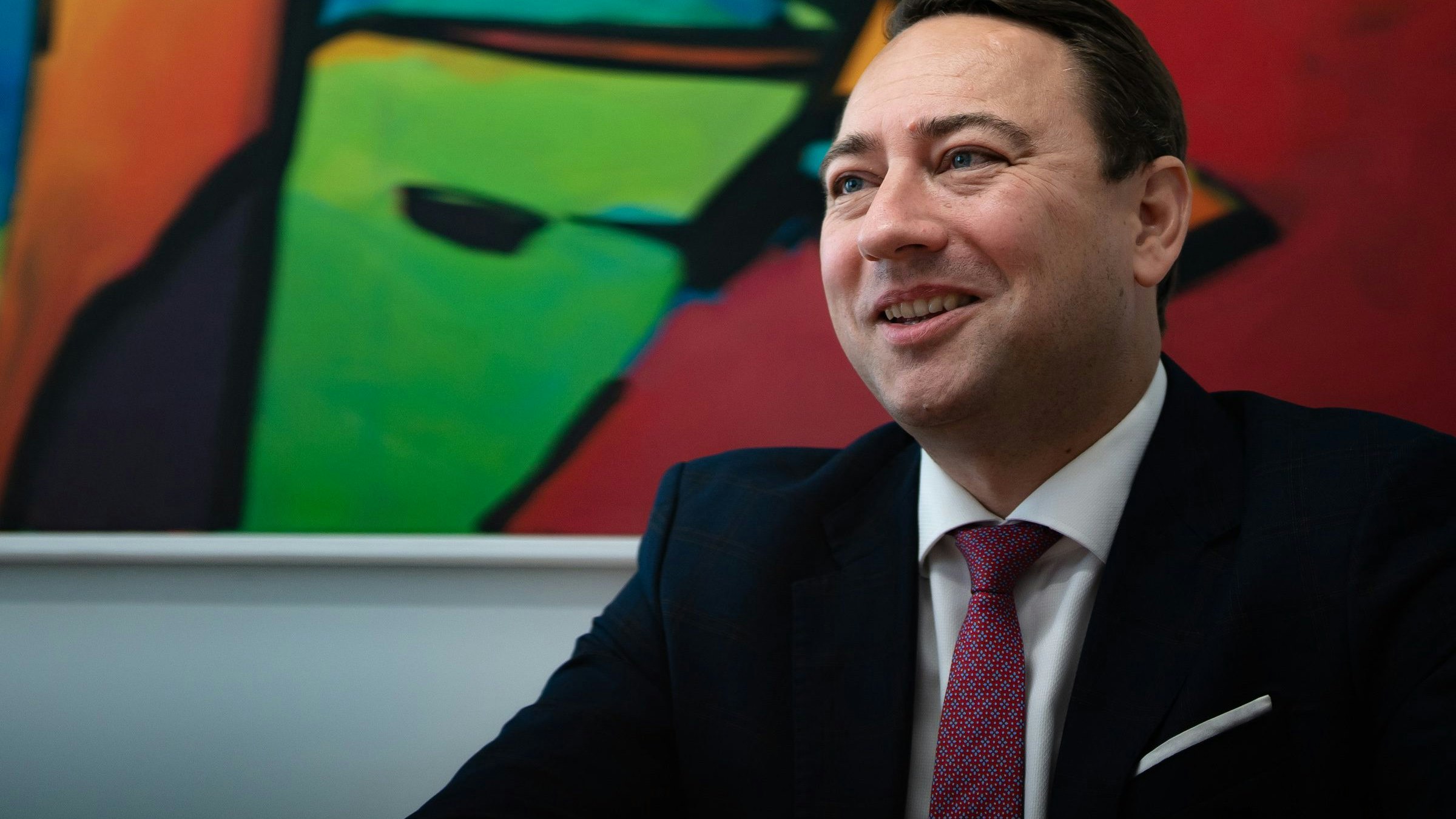 Wohnbaureferent Manfred Haimbuchner weist die Kritik der SPÖ zurück. Es sei Oberösterreich aufgrund der strikten Vorgaben des Bundes nicht möglich, mehr Geld vom Bund zu bekommen.