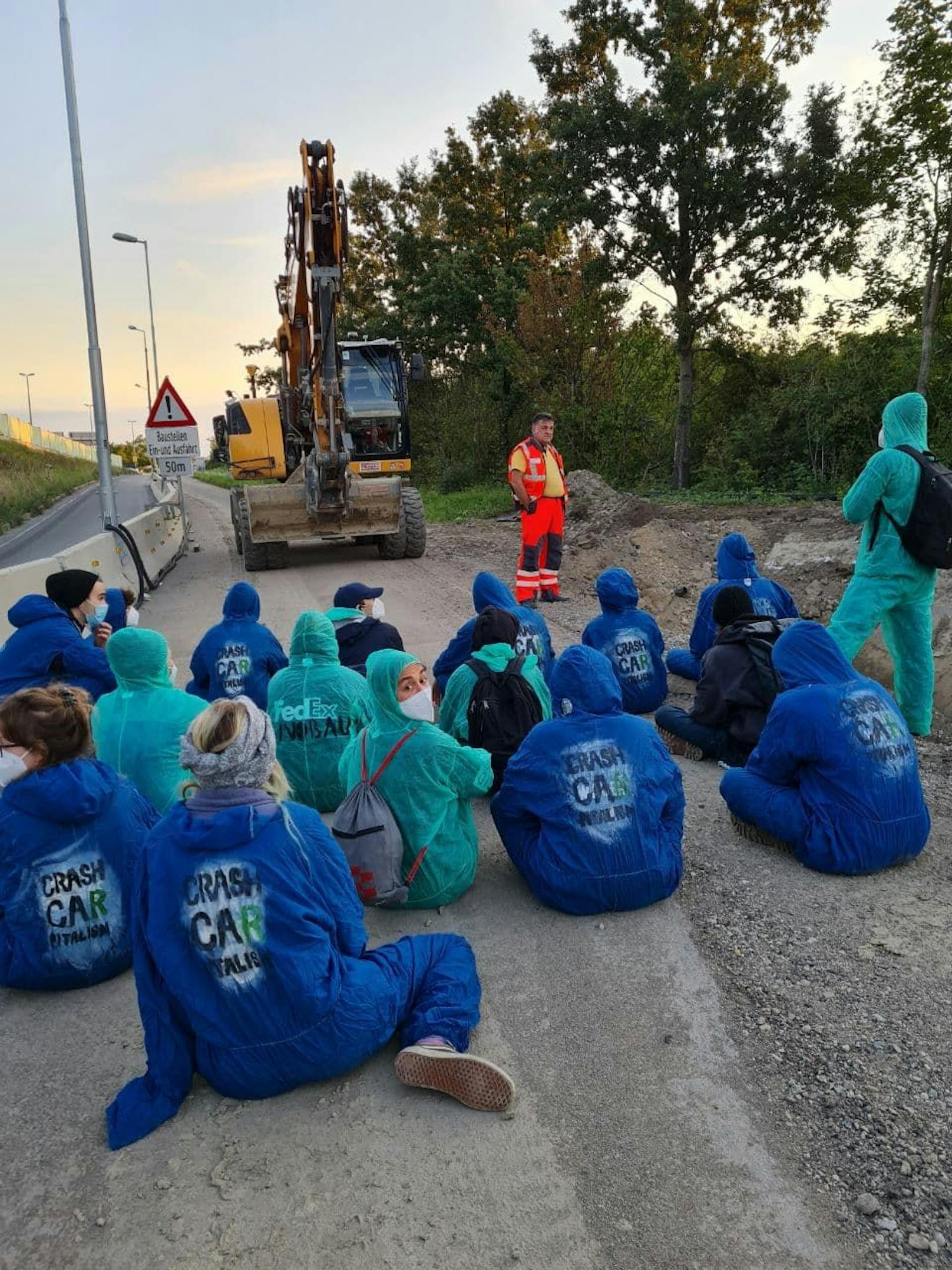 Seit den frühen Morgenstunden blockieren 100 Aktivisten den Bau der "Stadtautobahn" in Hirschstetten.