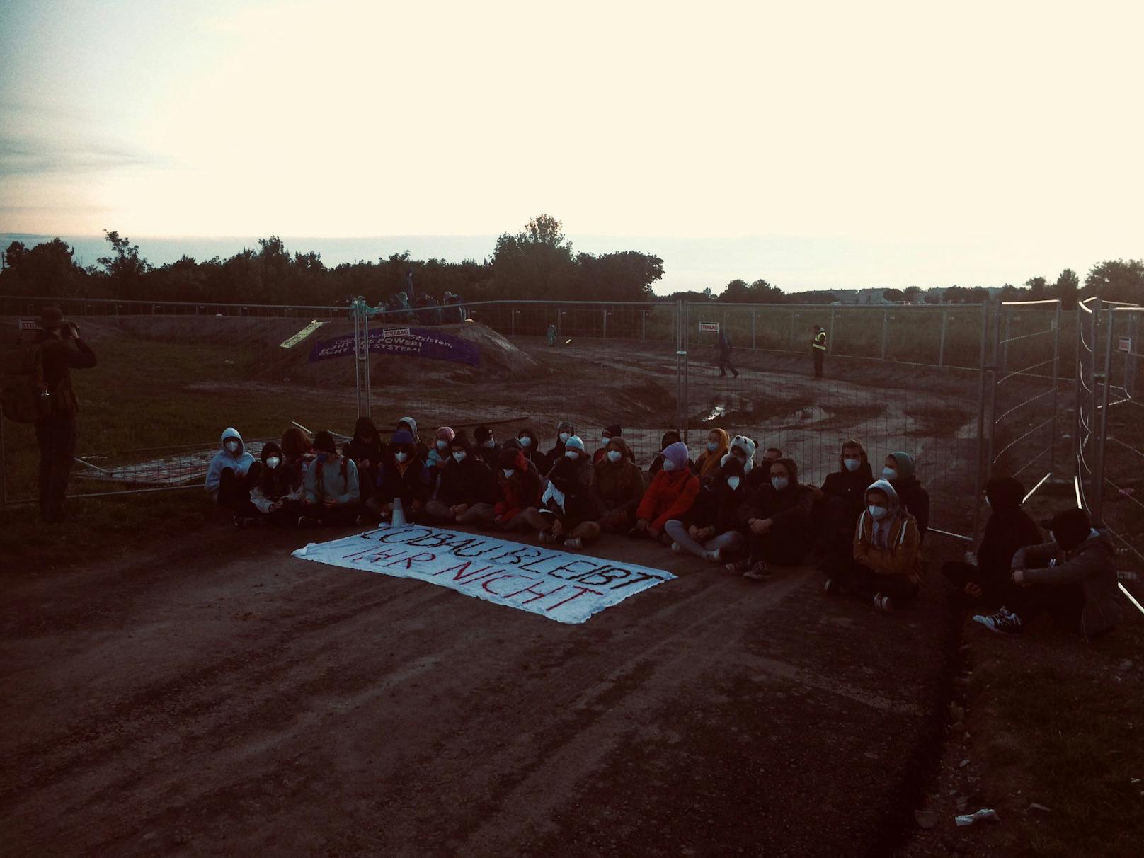 Seit den frühen Morgenstunden blockieren 100 Aktivisten den Bau der "Stadtautobahn" in Hirschstetten.