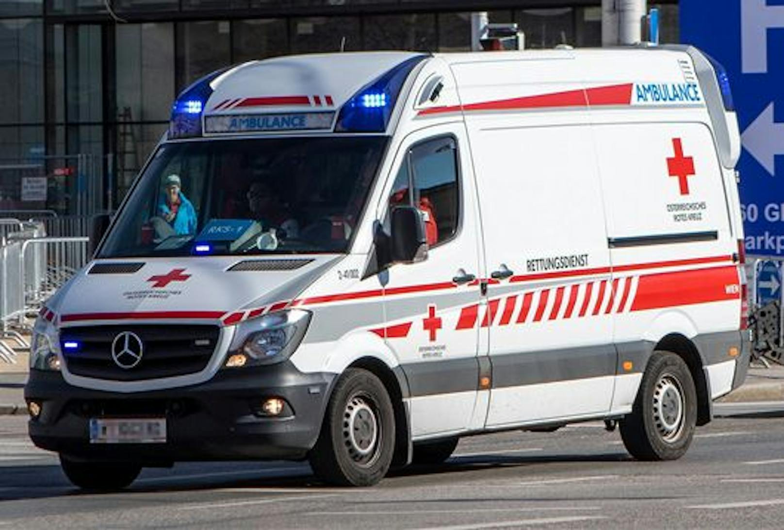 Die Rettung brachte die schwer verletzte Frau in ein Krankenhaus in Dornbirn. (Symbolbild)
