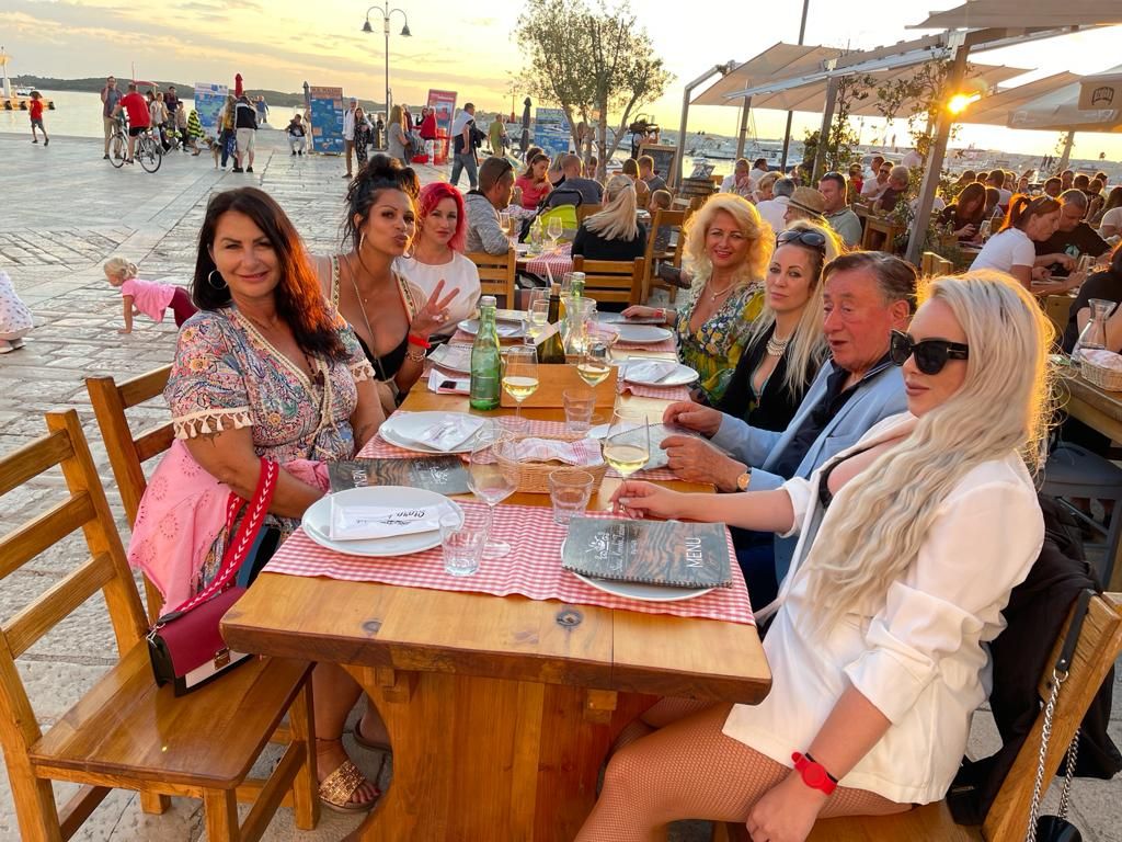 Richard Lugner und seine Damen genießen die letzten Stunden vor dem Heimflug. 