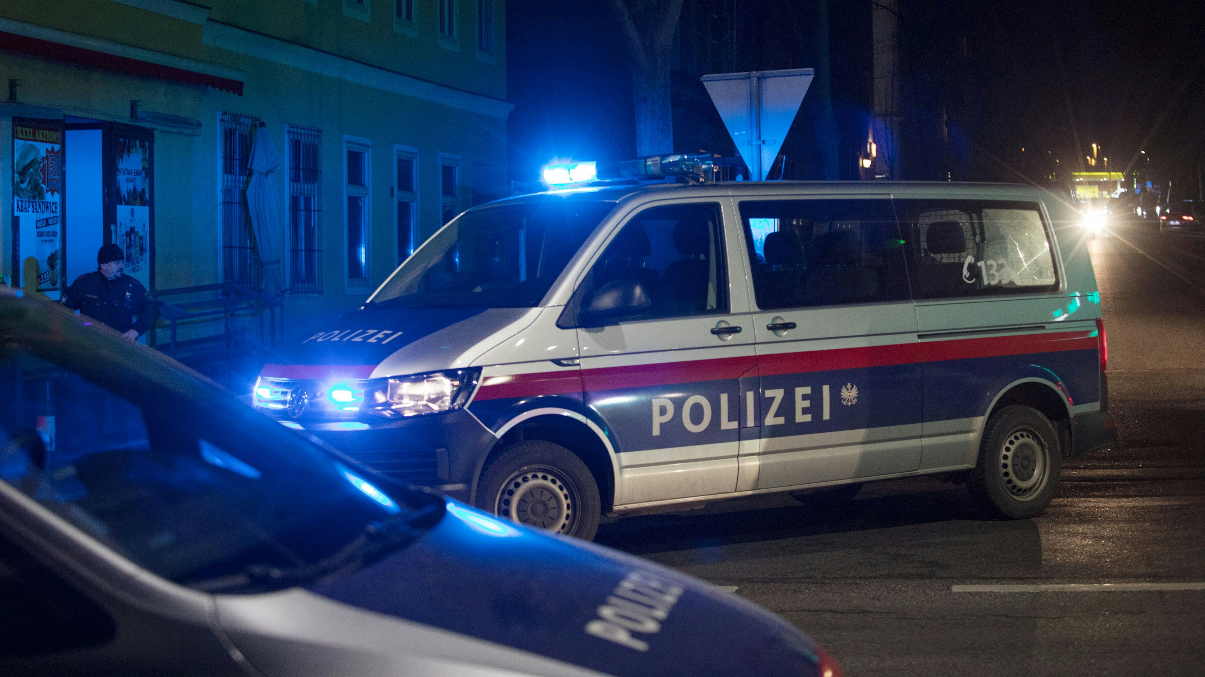 Polizeifahrzeuge mit Blaulicht. Symbolbild