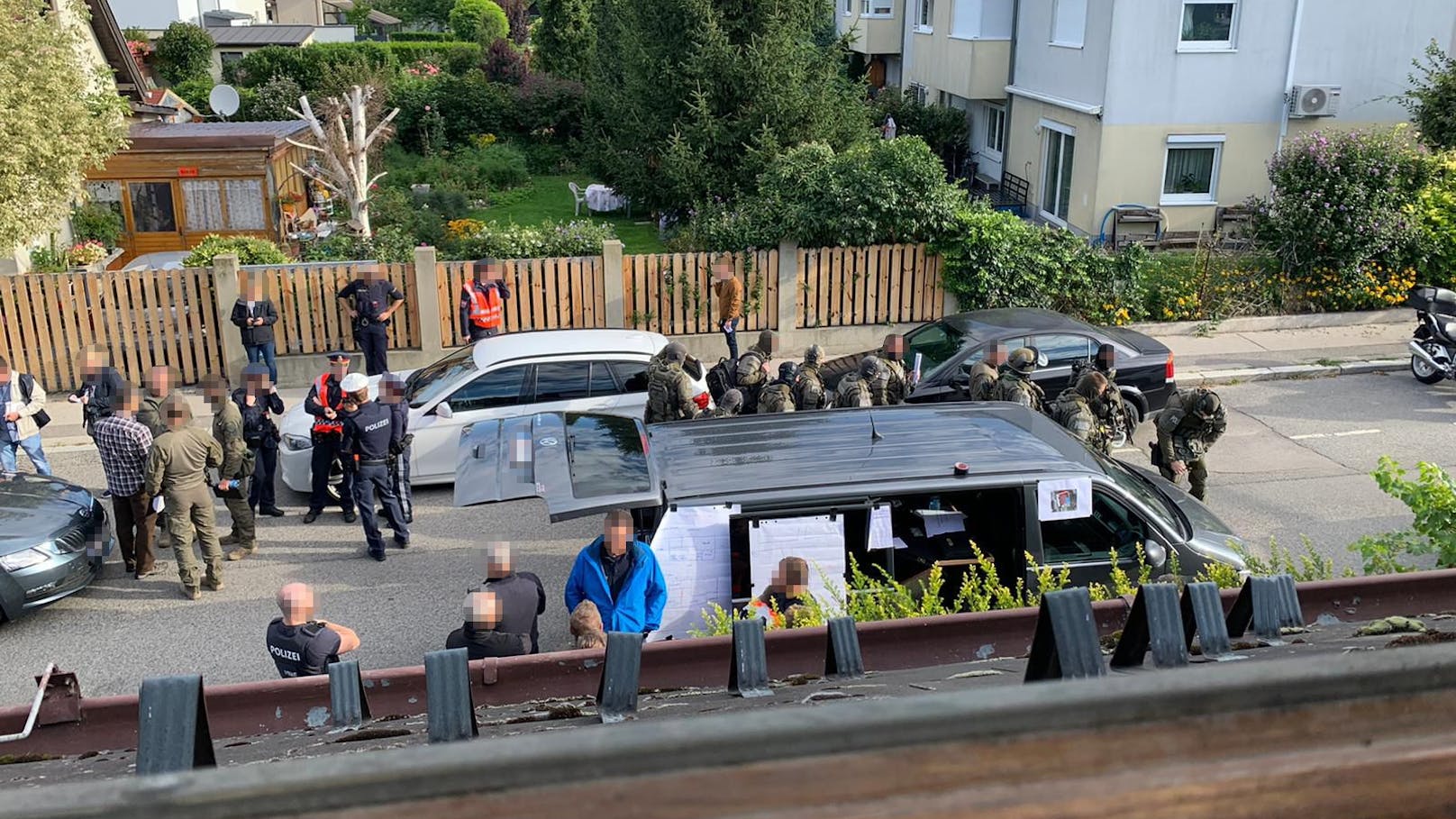 Der Einsatz am Montag: Cobra und Wega umstellten das Haus in der Donaustadt.