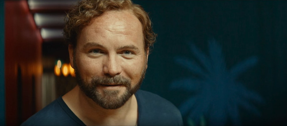 Georgy Hillmaier (Stipsits) will sein Callboy-Business ausbauen.