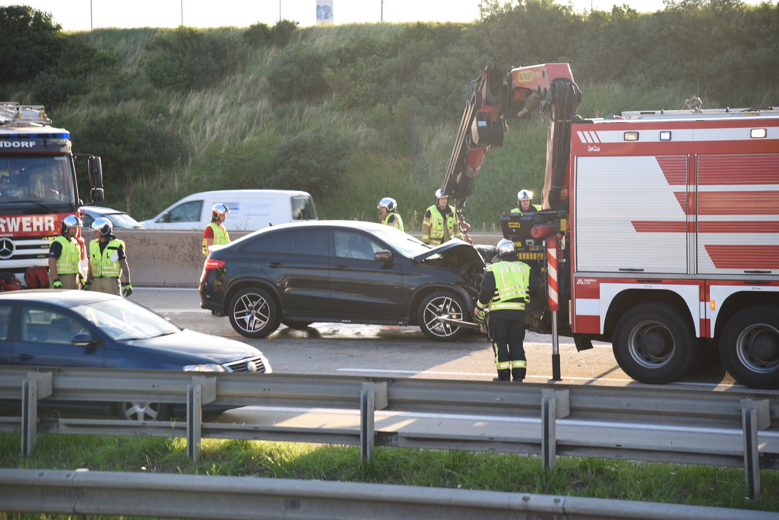 Unfall auf der A2 am Dienstag in der Früh: Dieser Mercedes krachte in einen Ford - zwei kleine Kinder starben.