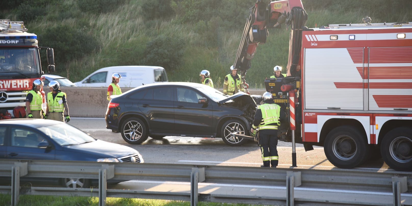 Unfall auf der A2 am Dienstag in der Früh: Dieser Mercedes krachte in einen Ford - zwei kleine Kinder starben.