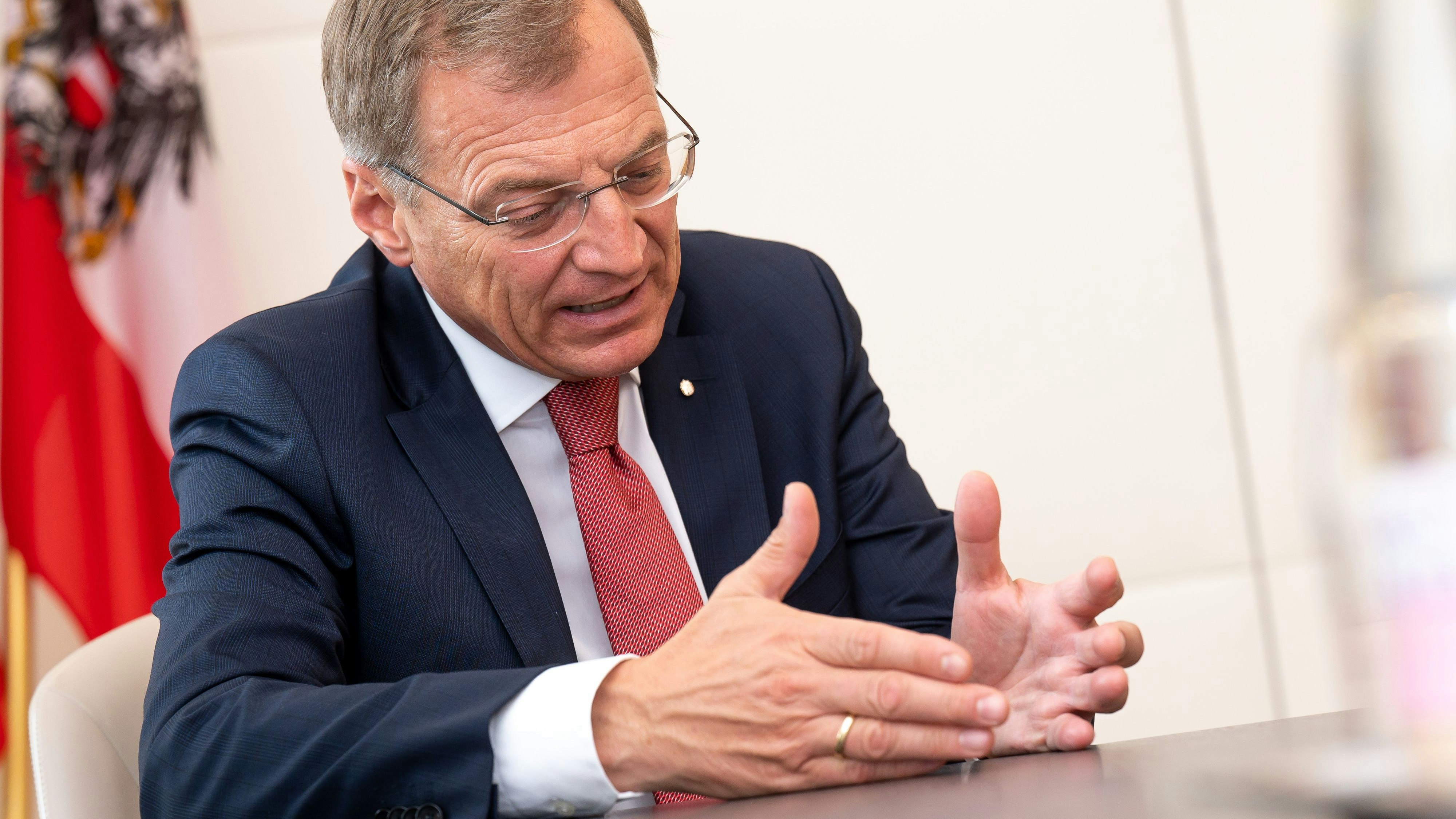 Landeshauptmann Thomas Stelzer im Interview mit "Heute"-Reporter Armin Bach