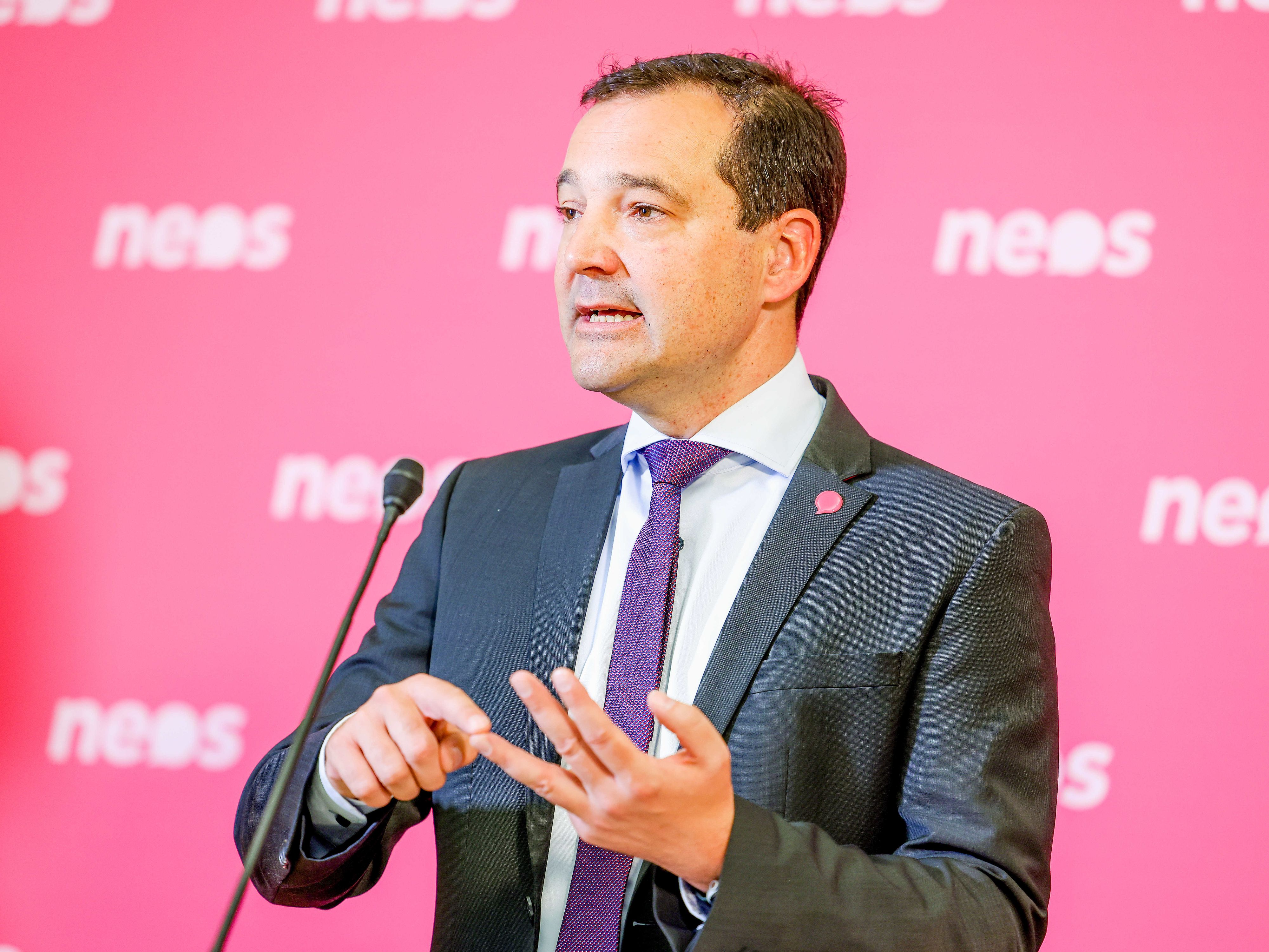 Download von www.picturedesk.com am 31.08.2021 (07:29).  VIENNA, AUSTRIA - JULY 6: Member of the National Council, Deputy Chairman, Spokesperson for Labour, Social Affairs, Health and the Economy Gerald Loacker (NEOS) at Press conference - of the NEOS Parliamentary Club on - Plenary preview and current issues at NEOS Parliamentary Club on July 6, 2021 in Vienna, Austria.210706_SEPA_10_045 - 20210706_PD5760 - Rechteinfo: Rights Managed (RM)