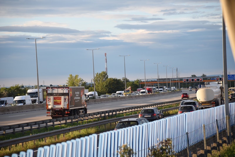 Der Unfallbereich wurde großräumig gesperrt. Auf der A2 bildete sich im Frühverkehr ein kilometerlanger Stau.