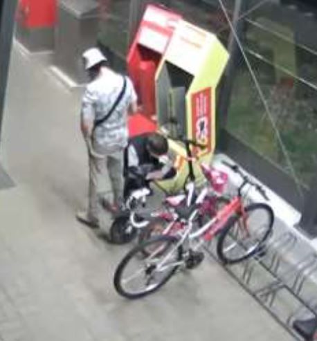 Diese zwei Diebe werden von der Polizei gesucht.