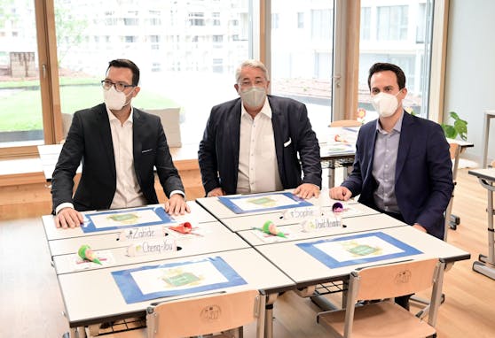 Zur Eröffnung des Lieselotte Hansen-Schmidt-Campus in der Donaustadt drückten auch (v.l.n.r.:) Bildungsdirektor Heinrich Himmer, Bezirkschef Ernst Nevrivy und Bildungsstadtrat Christoph Wiederkehr die Schulbank.