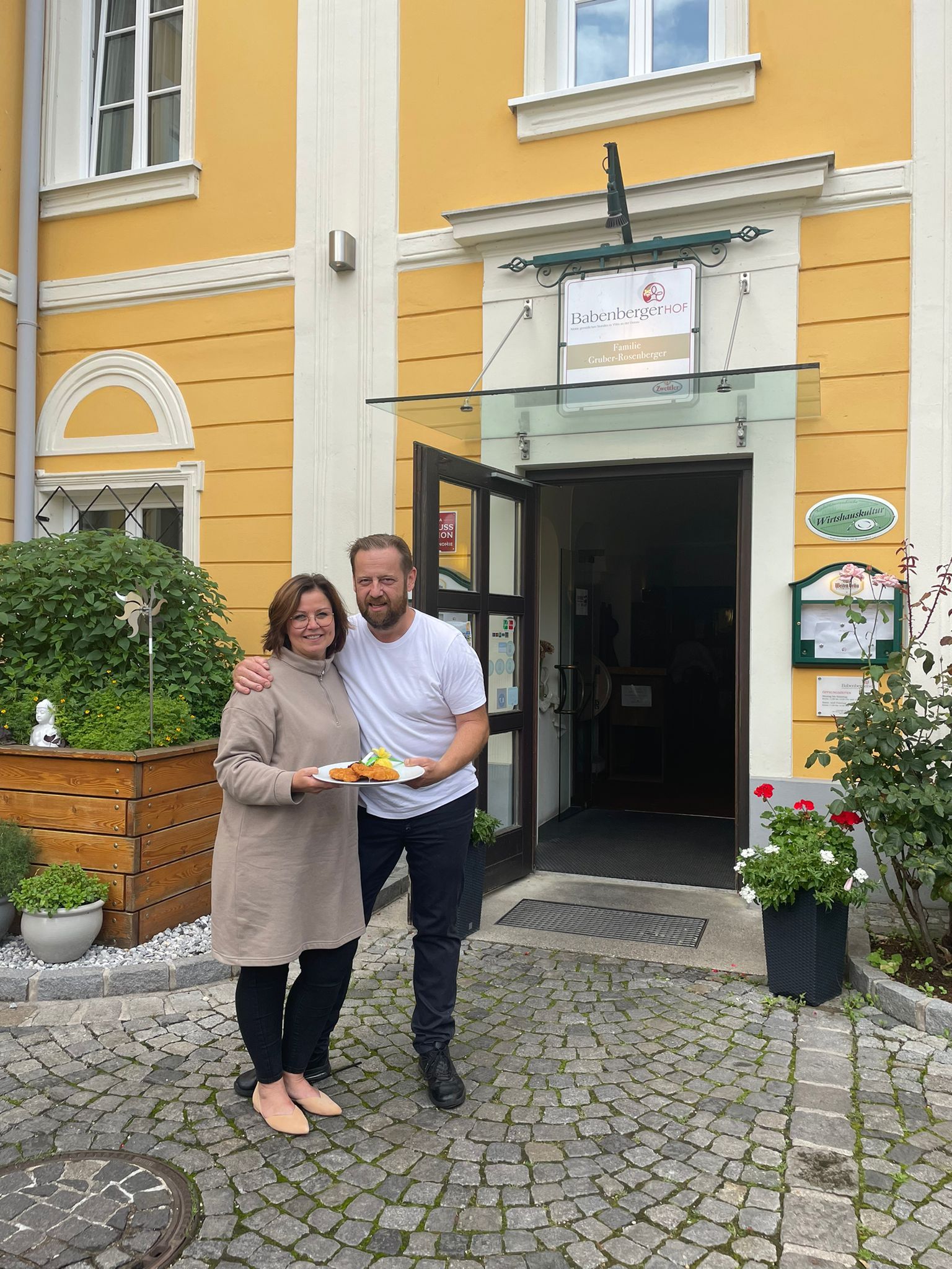 Karin und Ernst Gruber-Rosenberger mit ihrem ausgezeichneten Schnitzel.