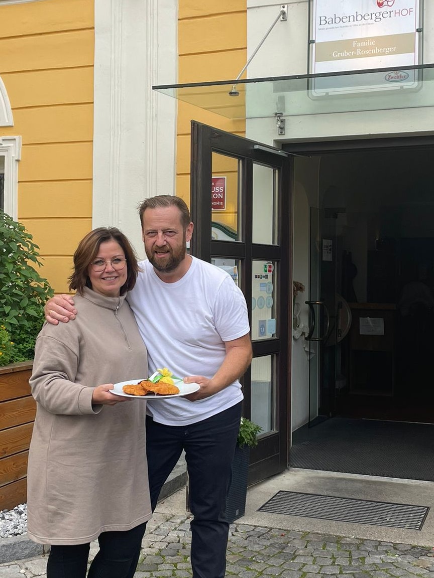 Karin und Ernst Gruber-Rosenberger mit ihrem ausgezeichneten Schnitzel.