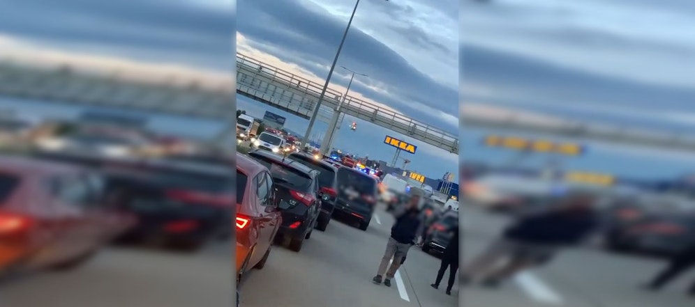 Die Autobahn war nach dem Crash gesperrt. Die Rettungshubschrauber landeten auf der Fahrbahn.