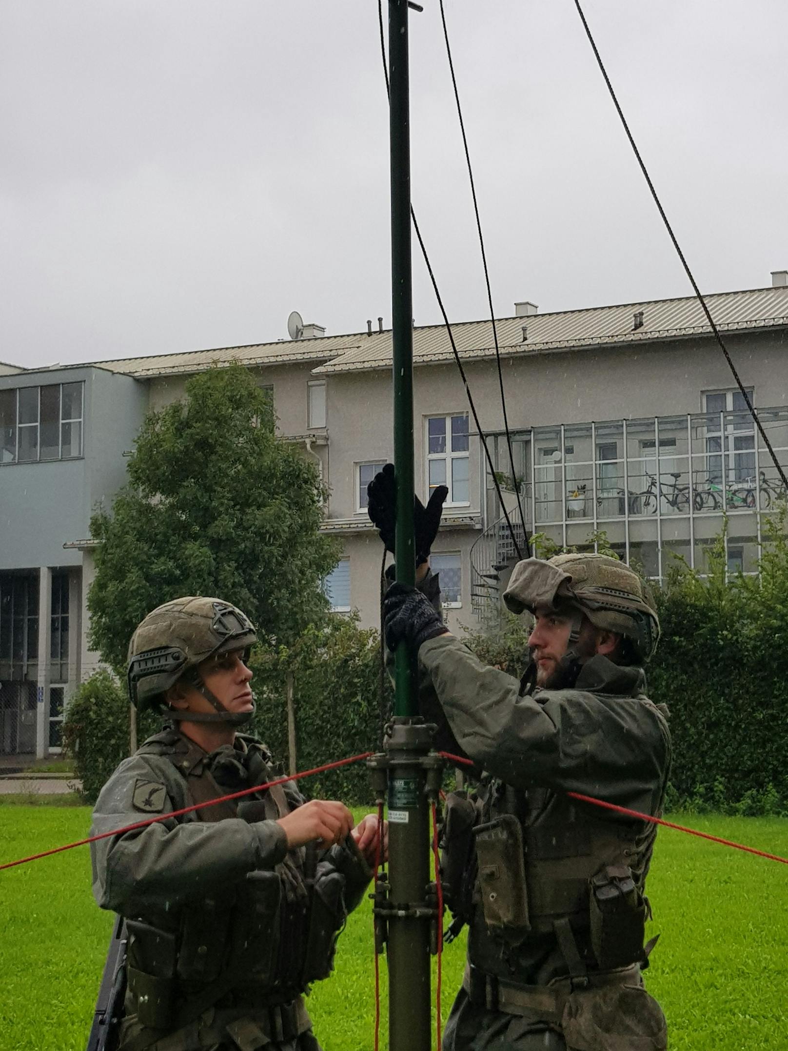 30 Soldaten der Fernmeldetruppe errichteten dazu innerhalb kürzester Zeit ein Netz, um die Kommunikation zwischen mehreren Bundesländern sicherzustellen.