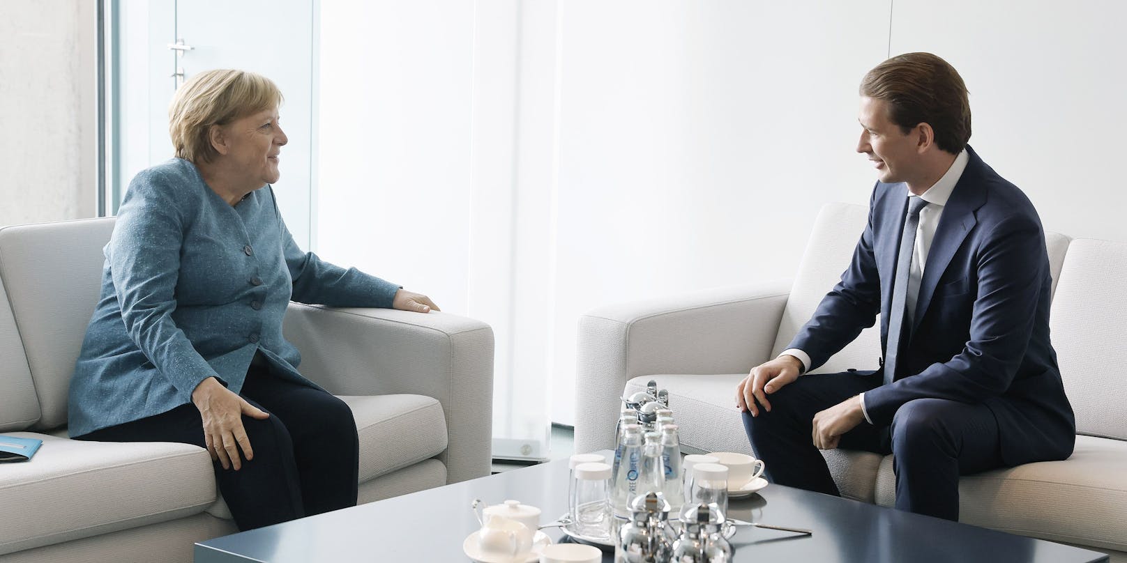 Bundeskanzler Sebastian Kurz (ÖVP) und Bundeskanzlerin Angela Merkel (L) am Dienstag in Berlin. (Handout-Bild aus dem Bundeskanzleramt)