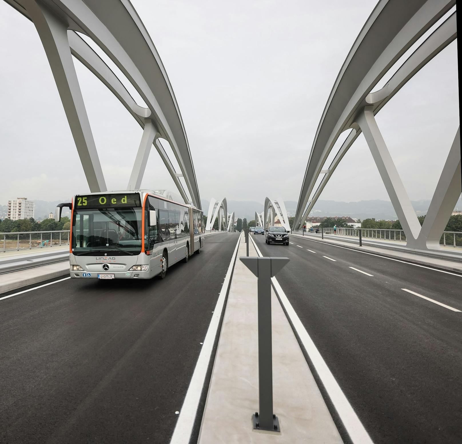 Nur von Urfahr aus fährt der Bus auf der Busspur.