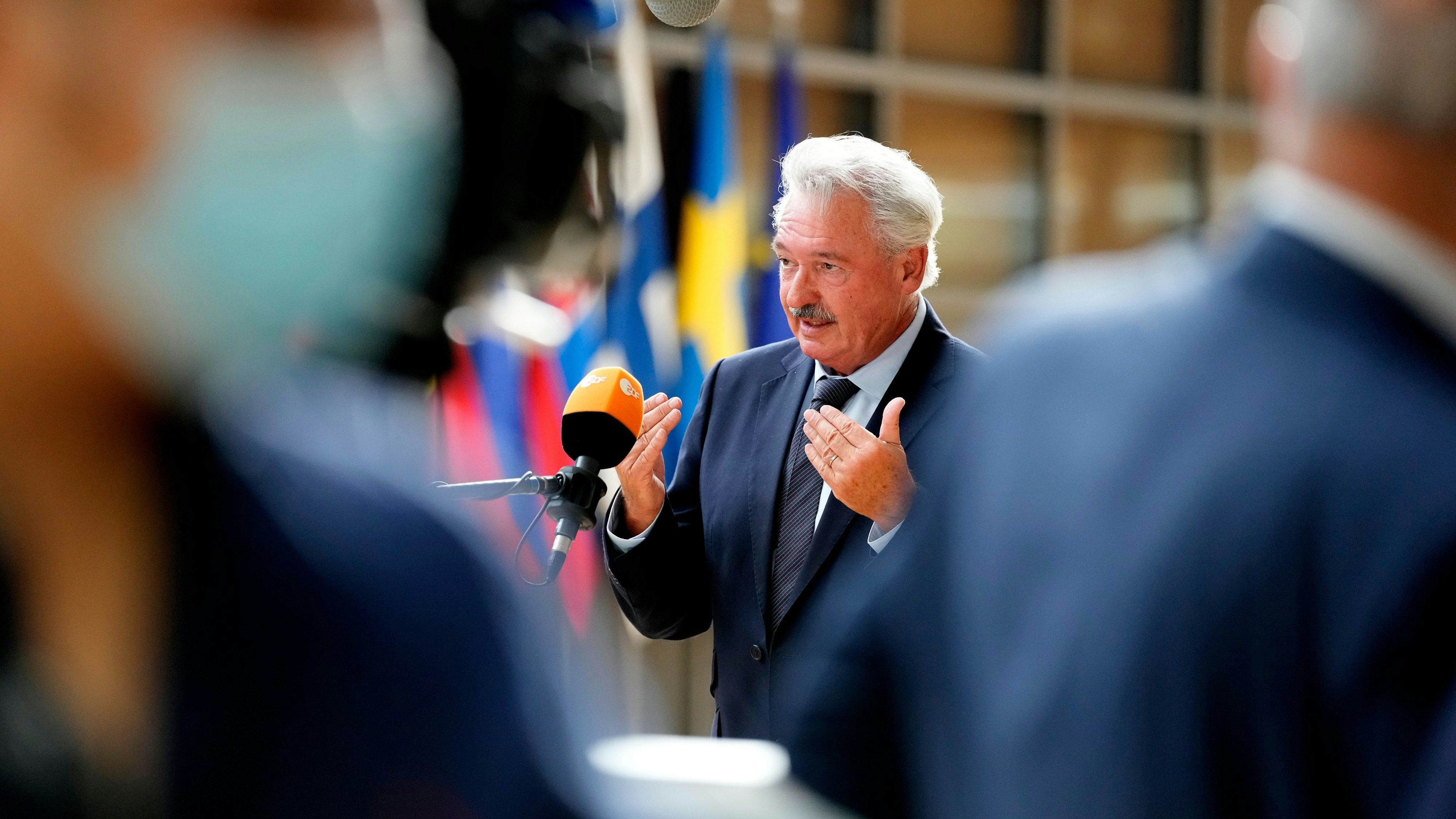 Download von www.picturedesk.com am 31.08.2021 (08:55).  Luxembourg's Foreign Minister Jean Asselborn, center, speaks with the media as he arrives for a meeting of EU foreign ministers at the European Council building in Brussels on Monday, July 12, 2021. (AP Photo/Virginia Mayo) - 20210712_PD1398 - Rechteinfo: Rights Managed (RM)
