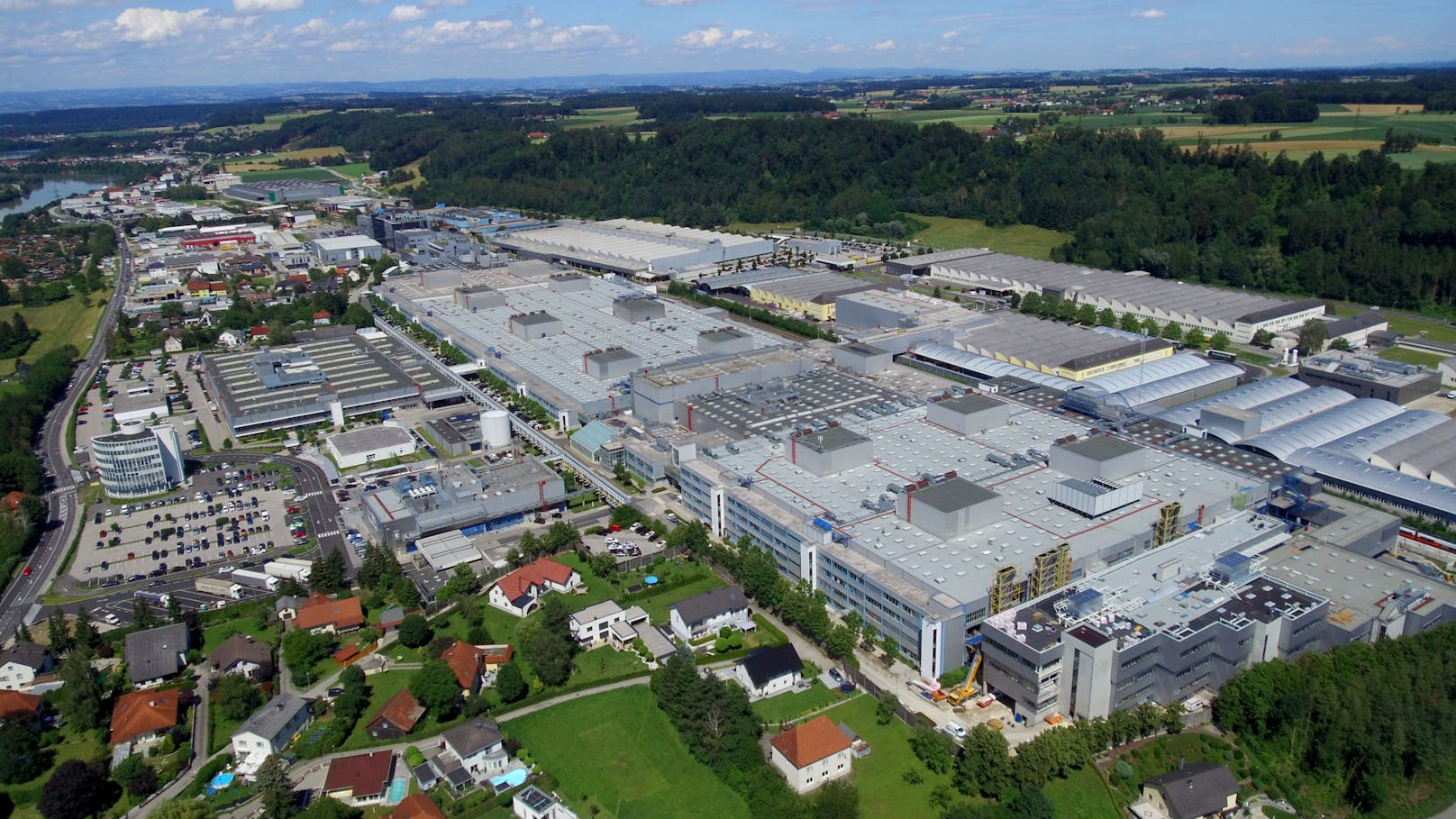 Im weltweit größten BMW-Motorenwerk in Steyr wurden Büros durchsucht.