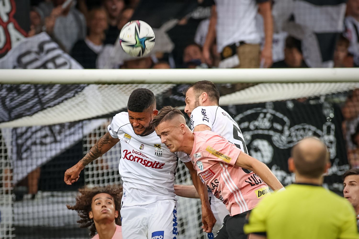 Andrade im Luftzweikampf mit seinem Nachfolger Luckeneder.