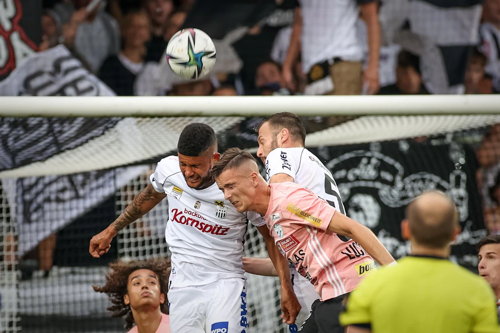 Andrade im Luftzweikampf mit seinem Nachfolger Luckeneder.