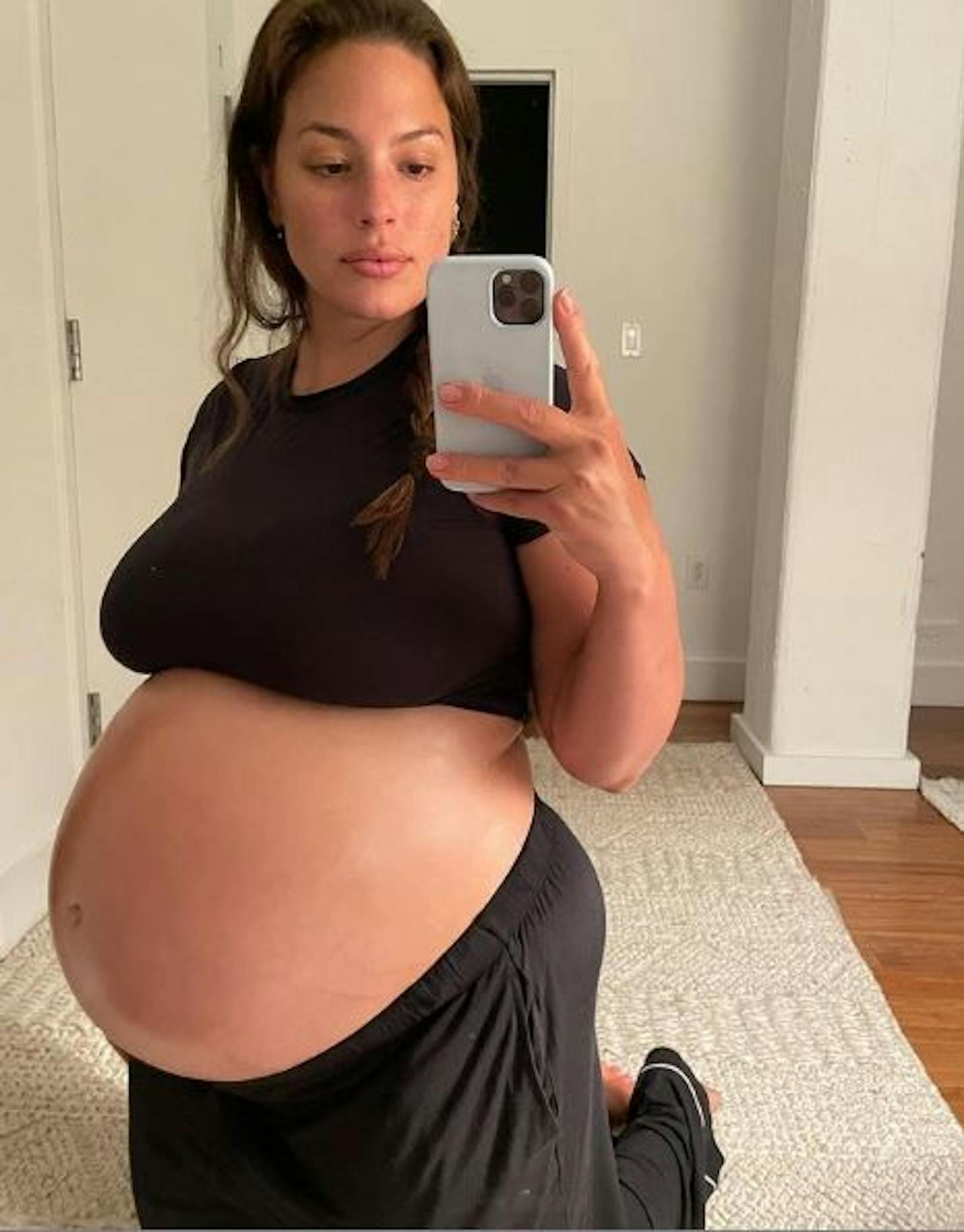 Plus-Size-Model Ashley Graham erwartet ihr zweites Kind. Auf Instagram zeigt sie, wie schnell ihr Bauch wächst. 