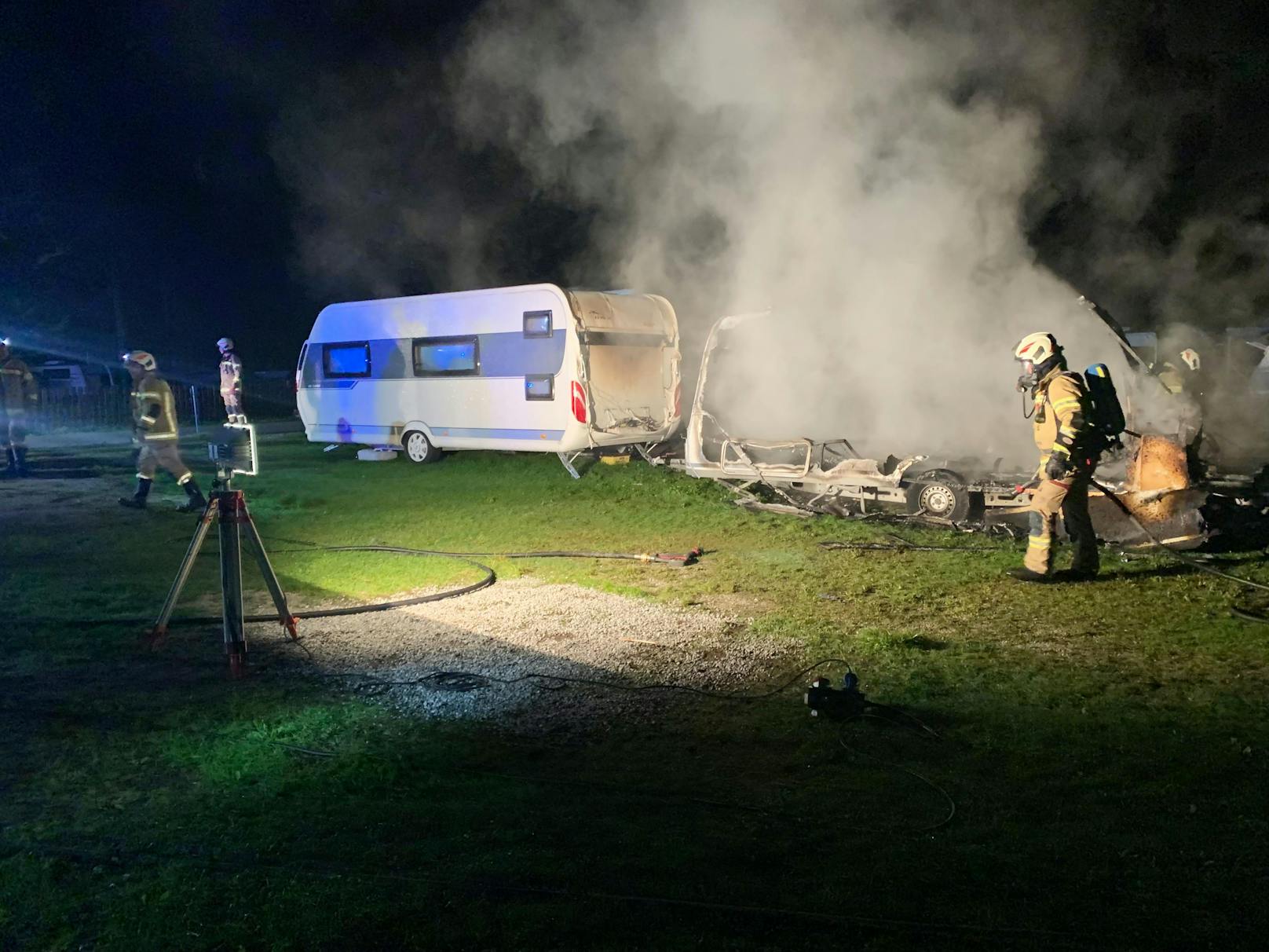 Auf einem Campingplatz in Walchsee ist ein Wohnwagen abgebrannt – ein Baby konnte aus den Flammen gerettet werden.