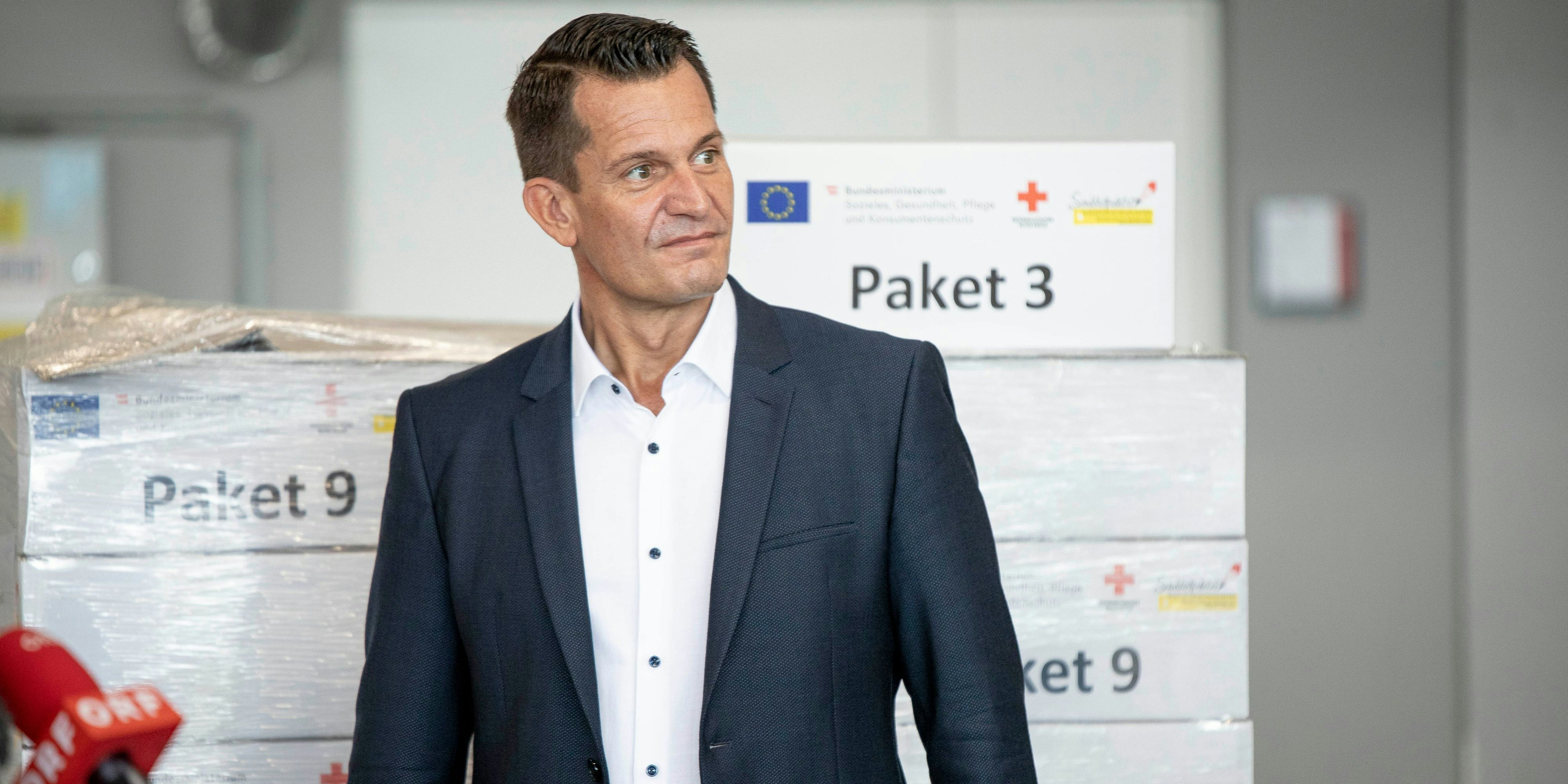 Gesundheitsminister Mückstein bei der Übergabe der Schulstartpakete.