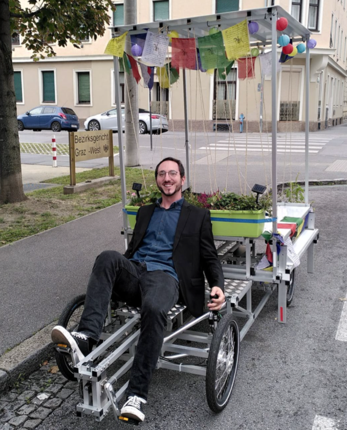 André Lintschnig nach der Verhandlung vorm Bezirksgericht Graz-West am Lastenrad
