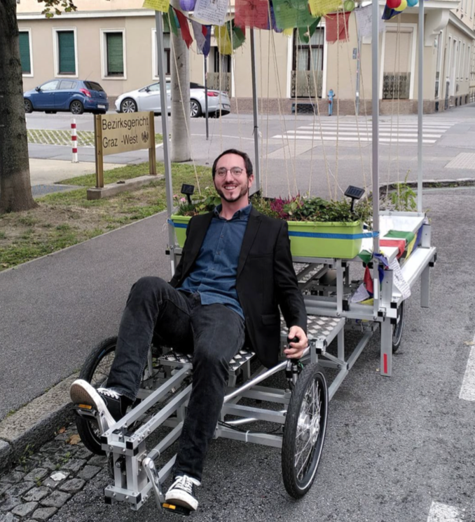 André Lintschnig nach der Verhandlung vorm Bezirksgericht Graz-West am Lastenrad