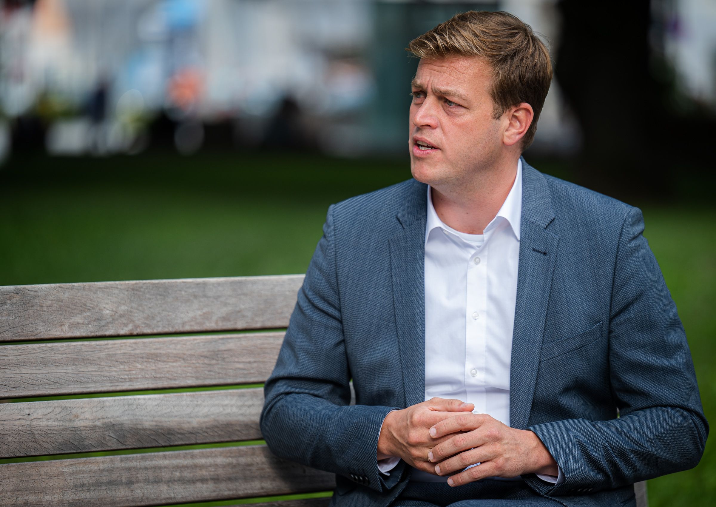 Grünen-Chef Stefan Kaineder beim "Heute"-Gespräch vor dem Linzer Landhaus. 