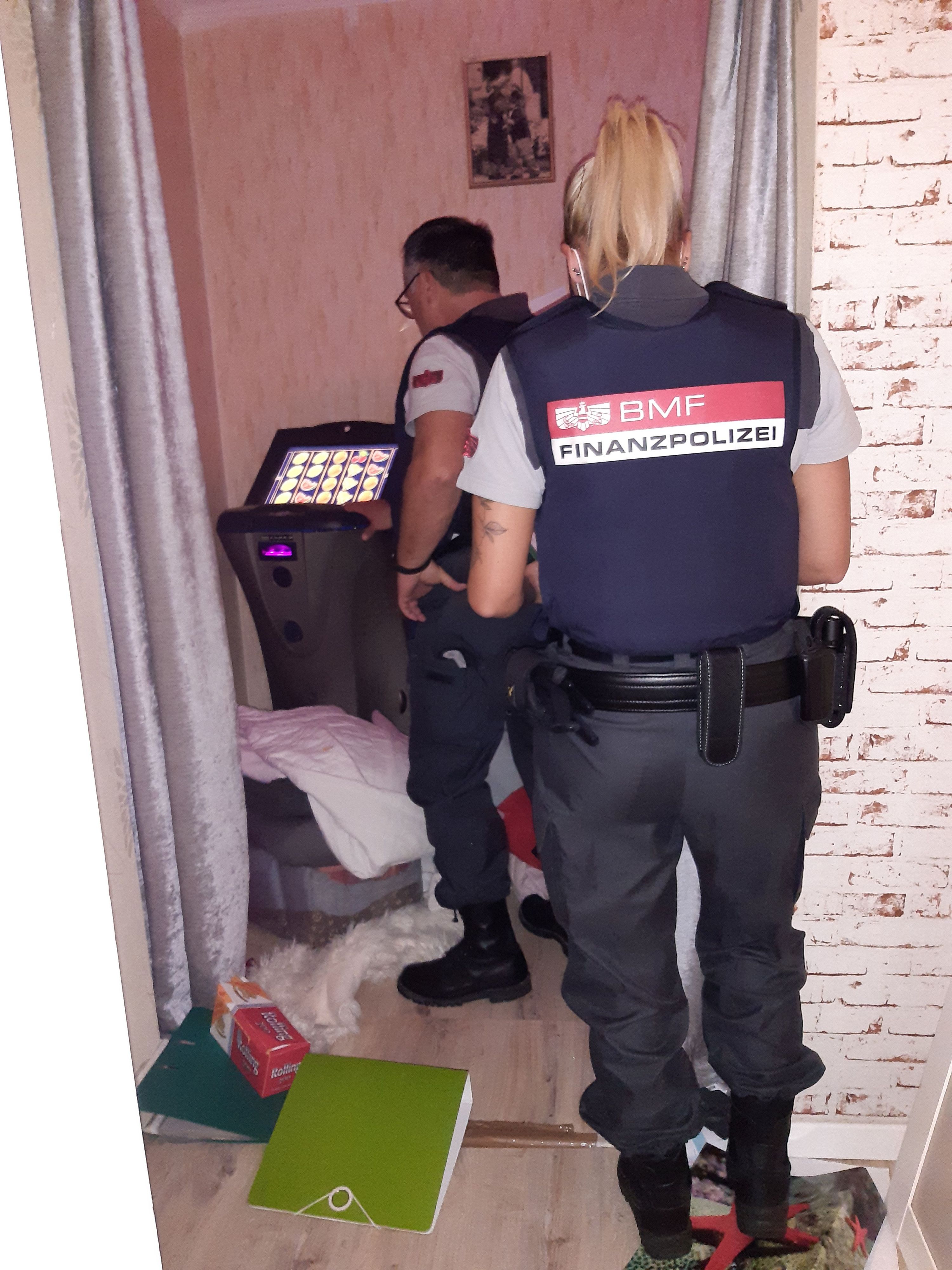 Die Ermittler nahmen zwei Personen fest. 