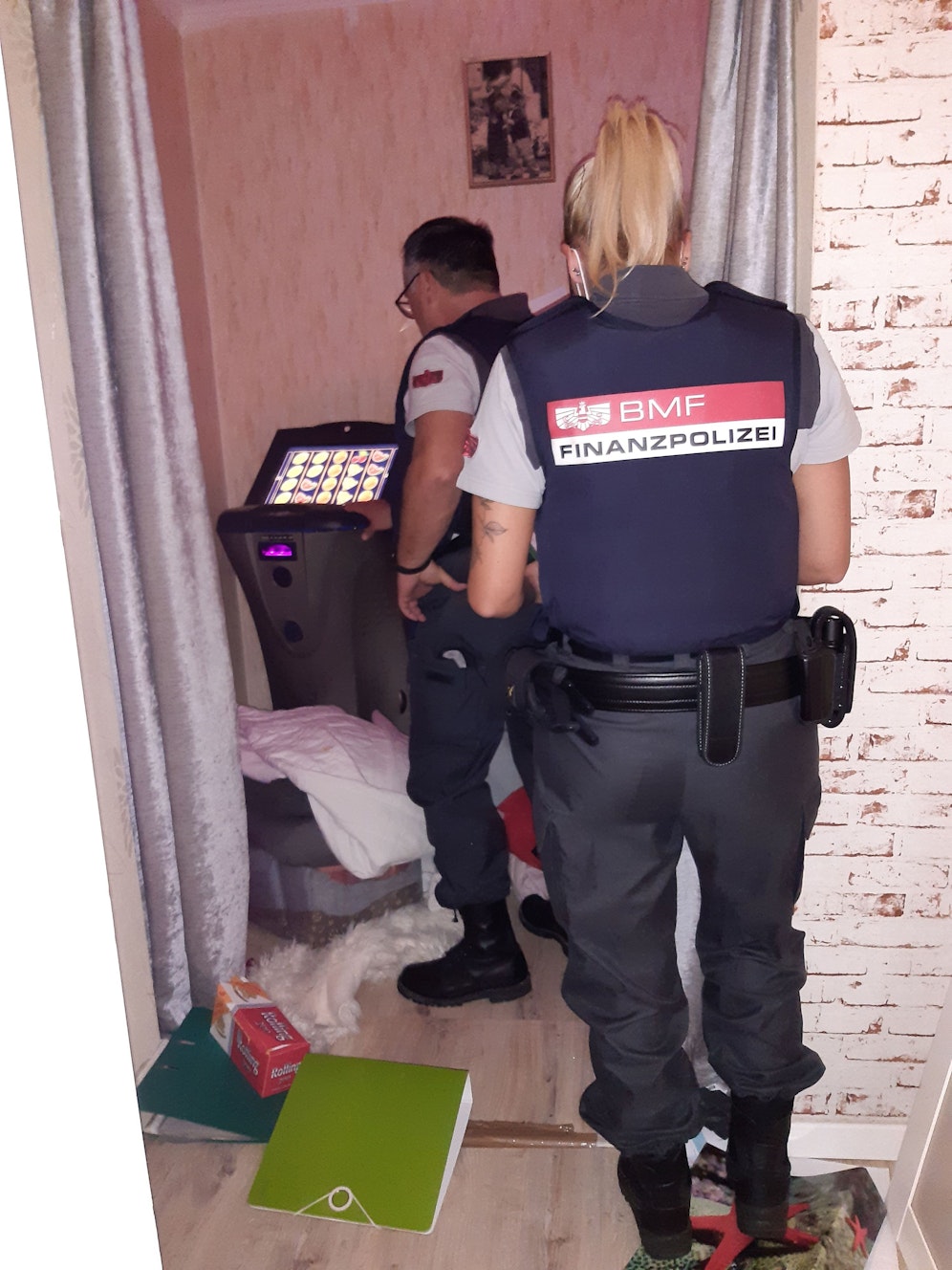 Die Ermittler nahmen zwei Personen fest. 