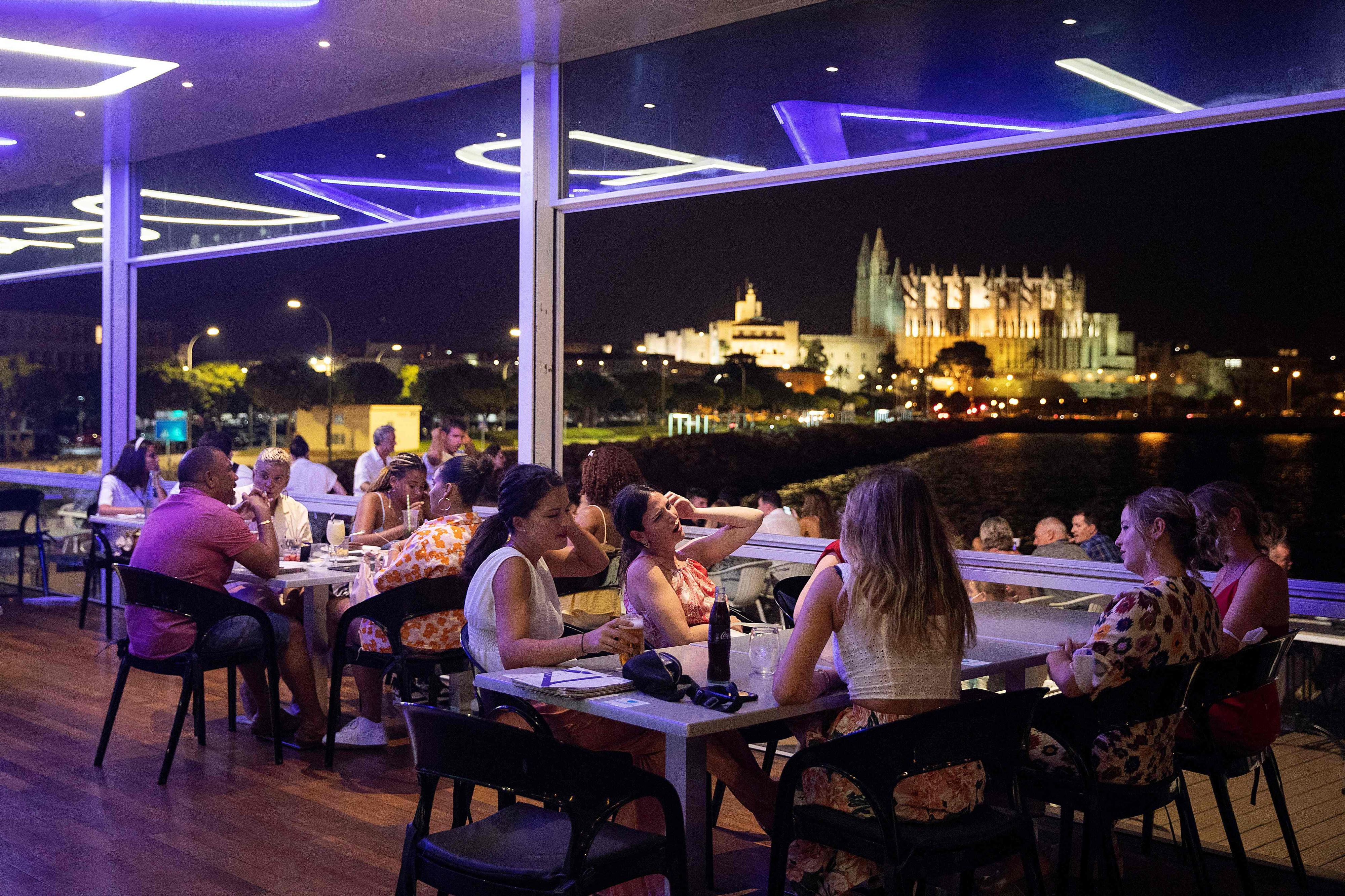 Download von www.picturedesk.com am 31.08.2021 (11:15).  Tourists have dinner at a restaurant in Palma de Mallorca on August 7, 2021. - Spain's economy contracted sharply by 10.8 percent in 2020, one of the worst results in the eurozone, with its key tourism sector battered by the pandemic travel restrictions. But it returned to growth in the second quarter of 2021 and the government predicts it will expand by 6.5 percent this year. (Photo by JAIME REINA / AFP) - 20210807_PD31952 - Rechteinfo: Rights Managed (RM) Nur für redaktionelle Nutzung! Werbliche Nutzung erfordert Freigabe: bitte schicken Sie uns eine Anfrage.