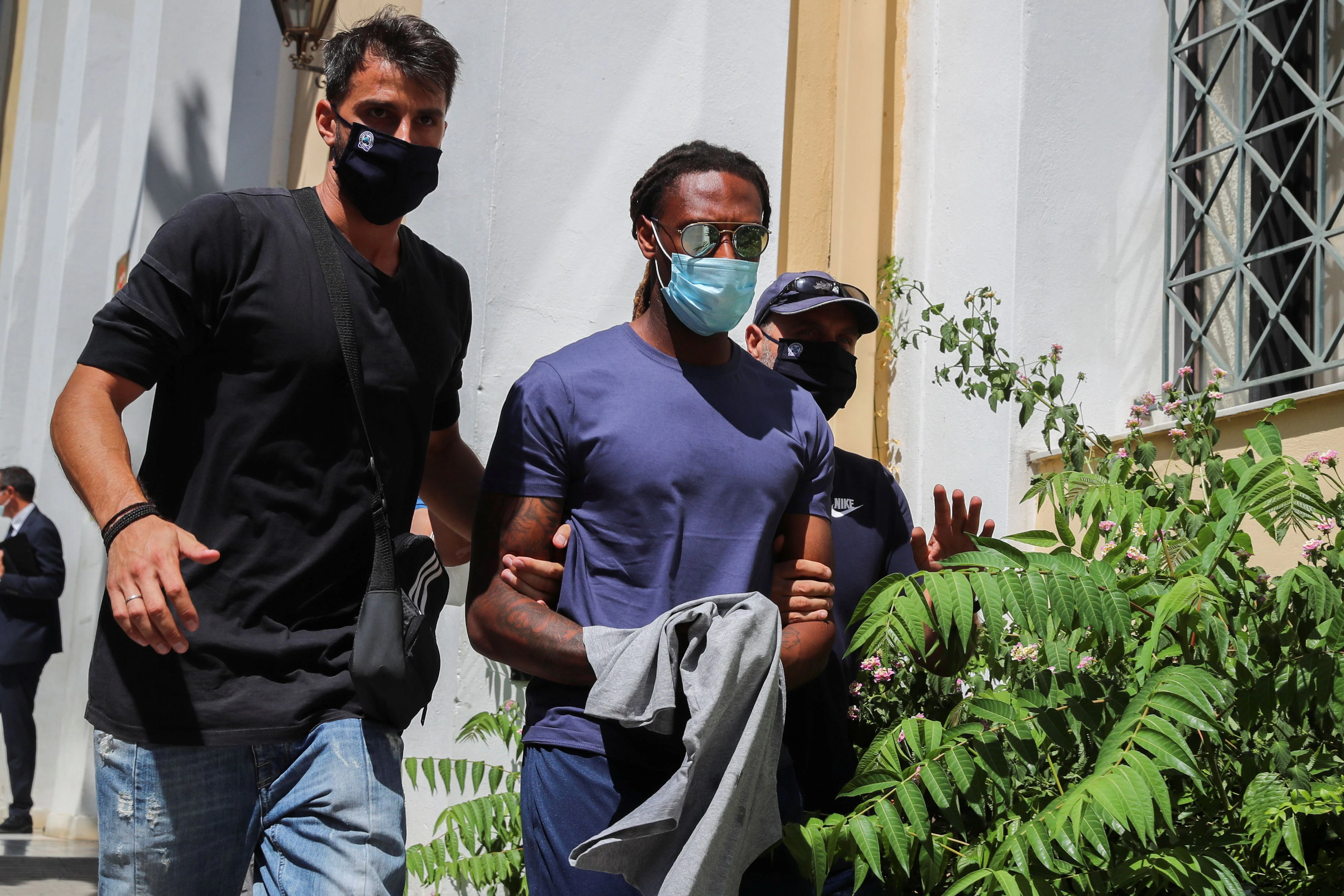 Ruben Semedo verlässt das Büro der Staatsanwaltschaft in Athen.