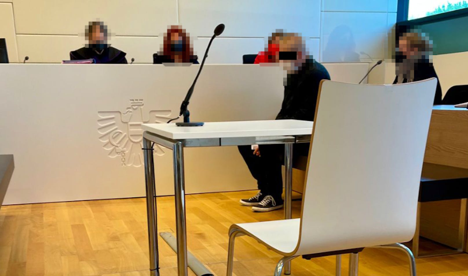 Nach Bankraub in Retz: Angeklagter (33) in Wr. Neustadt auf der Anklagebank