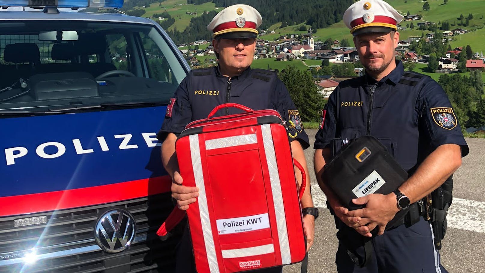 Die beiden Polizei-Helden Michael Schwärzler und Andreas Amann retteten einem 49-Jährigen am Mittwoch per Defibrilator das Leben.&nbsp;