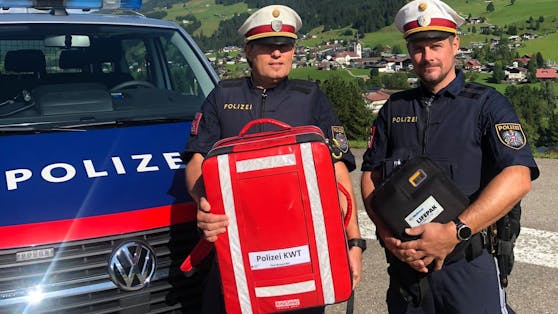 Die beiden Polizei-Helden Michael Schwärzler und Andreas Amann retteten einem 49-Jährigen am Mittwoch per Defibrilator das Leben. 