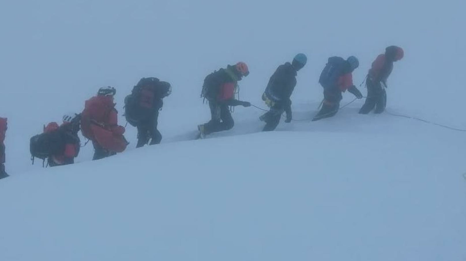 26 Bergsteiger auf Deutschlands höchstem Berg gefangen