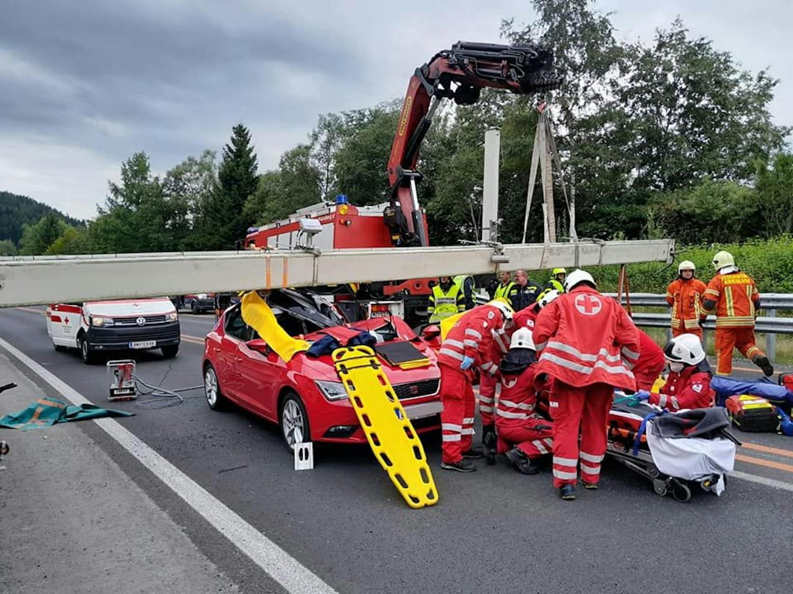 Bei einem spektakulären Unfall in St. Barbara im Mürztal im Bezirk Bruck-Mürzzuschlag ist am Dienstag eine Frau schwer verletzt worden: Ihr Auto war von einem herunter fallenden Mautbalken getroffen worden.