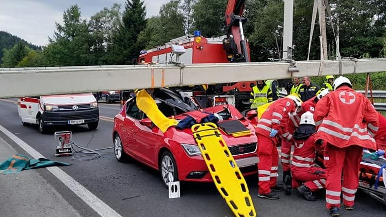 Bei einem spektakulären Unfall in St. Barbara im Mürztal im Bezirk Bruck-Mürzzuschlag ist am Dienstag eine Frau schwer verletzt worden: Ihr Auto war von einem herunter fallenden Mautbalken getroffen worden.