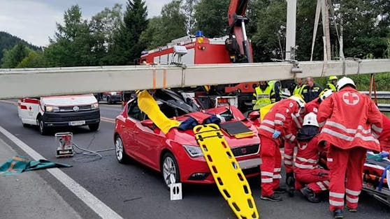 Bei einem spektakulären Unfall in St. Barbara im Mürztal ist am Dienstag eine Frau schwer verletzt worden