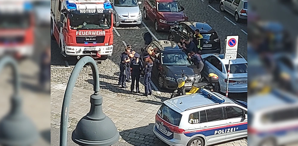 Ein Kind sperrte sich im Auto ein, seine Mutter rief um Hilfe.