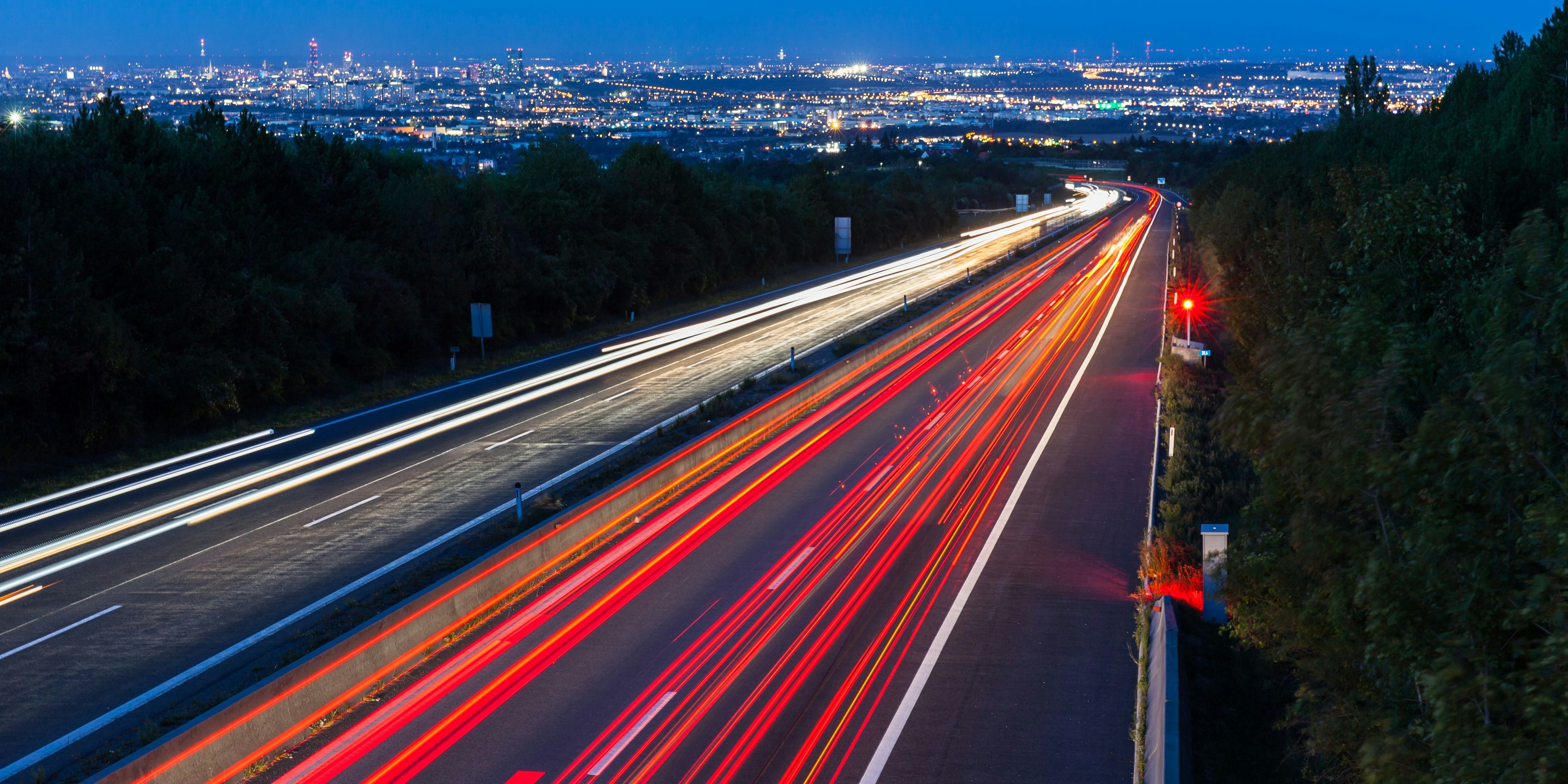 Wiener Außenring Autobahn A 21, Blick von Gießhübl auf Wien: Ein Radar blitzt einen Raser.
